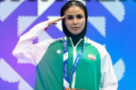 پرچمدار کاروان ایران با احترام نظامی طلایش را گرفت