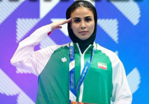 پرچمدار کاروان ایران با احترام نظامی طلایش را گرفت