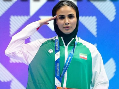 پرچمدار کاروان ایران با احترام نظامی طلایش را گرفت
