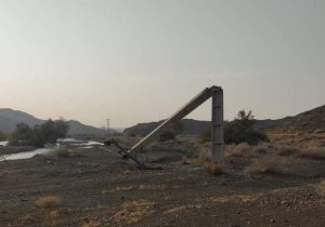 سقوط ۶۵ پایه برق در طوفان ایرانشهر
